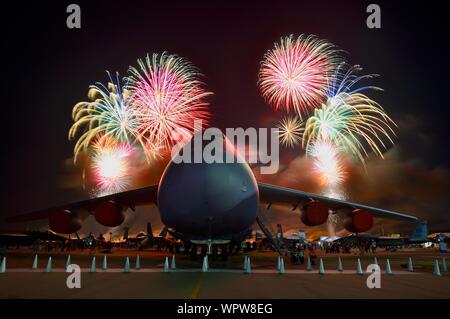 Spektakuläres Feuerwerk hinter massiven Lockheed C-5 M Super Galaxy Flugzeug Boeing Plaza, der EAA AirVenture Oshkosh, Wisconsin, USA geparkt explodieren Stockfoto