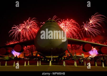 Spektakuläres Feuerwerk hinter massiven Lockheed C-5 M Super Galaxy Flugzeug Boeing Plaza, der EAA AirVenture Oshkosh, Wisconsin, USA geparkt explodieren Stockfoto