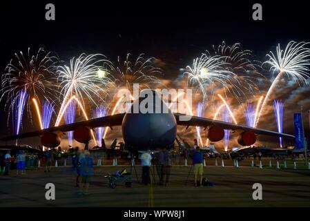 Spektakuläres Feuerwerk hinter massiven Lockheed C-5 M Super Galaxy Flugzeug Boeing Plaza, der EAA AirVenture Oshkosh, Wisconsin, USA geparkt explodieren Stockfoto