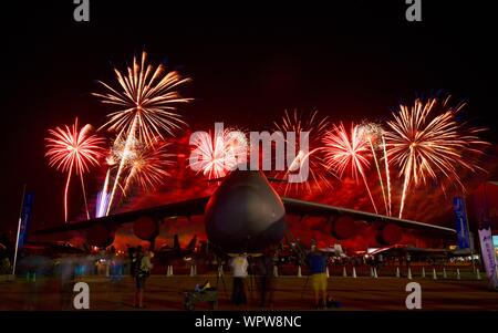 Spektakuläres Feuerwerk hinter massiven Lockheed C-5 M Super Galaxy Flugzeug Boeing Plaza, der EAA AirVenture Oshkosh, Wisconsin, USA geparkt explodieren Stockfoto