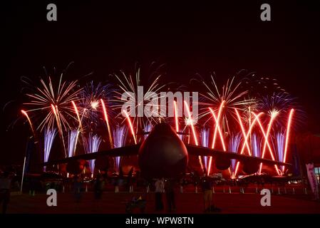 Spektakuläres Feuerwerk hinter massiven Lockheed C-5 M Super Galaxy Flugzeug Boeing Plaza, der EAA AirVenture Oshkosh, Wisconsin, USA geparkt explodieren Stockfoto