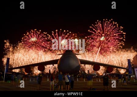 Spektakuläres Feuerwerk hinter massiven Lockheed C-5 M Super Galaxy Flugzeug Boeing Plaza, der EAA AirVenture Oshkosh, Wisconsin, USA geparkt explodieren Stockfoto