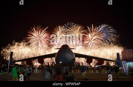 Spektakuläres Feuerwerk hinter massiven Lockheed C-5 M Super Galaxy Flugzeug Boeing Plaza, der EAA AirVenture Oshkosh, Wisconsin, USA geparkt explodieren Stockfoto