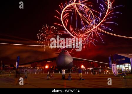 Spektakuläres Feuerwerk hinter massiven Lockheed C-5 M Super Galaxy Flugzeug Boeing Plaza, der EAA AirVenture Oshkosh, Wisconsin, USA geparkt explodieren Stockfoto