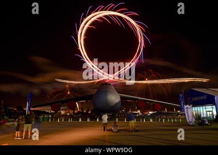 Spektakuläres Feuerwerk hinter massiven Lockheed C-5 M Super Galaxy Flugzeug Boeing Plaza, der EAA AirVenture Oshkosh, Wisconsin, USA geparkt explodieren Stockfoto