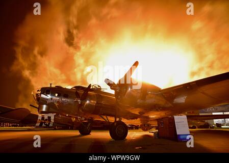 Spektakuläres Feuerwerk hinter 'Yankee Lady' B-17 2. Weltkrieg bomber Flugzeug Boeing Plaza, der EAA AirVenture Oshkosh, Wisconsin, USA geparkt explodieren Stockfoto