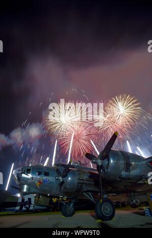 Spektakuläres Feuerwerk hinter 'Yankee Lady' B-17 2. Weltkrieg bomber Flugzeug Boeing Plaza, der EAA AirVenture Oshkosh, Wisconsin, USA geparkt explodieren Stockfoto