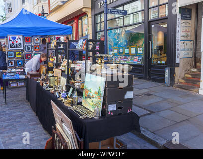 Antiquitäten und Kunstwerken angezeigt, die für den Verkauf auf einen Stall in Guildford Antike & Brocante Street Market, High Street, Guildford, Surrey, Südost England Stockfoto