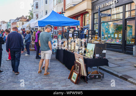 Antiquitäten und Kunstwerken angezeigt, die für den Verkauf auf einen Stall in Guildford Antike & Brocante Street Market, High Street, Guildford, Surrey, Südost England Stockfoto