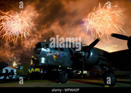 Spektakuläres Feuerwerk hinter 'Yankee Lady' B-17 2. Weltkrieg bomber Flugzeug Boeing Plaza, der EAA AirVenture Oshkosh, Wisconsin, USA geparkt explodieren Stockfoto