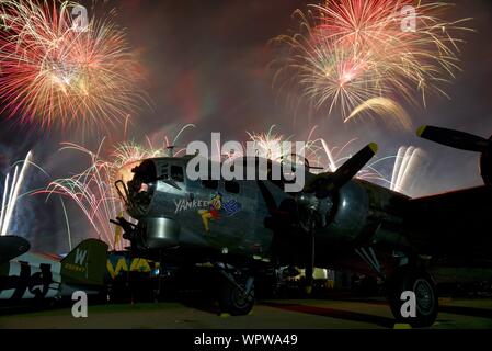 Spektakuläres Feuerwerk hinter 'Yankee Lady' B-17 2. Weltkrieg bomber Flugzeug Boeing Plaza, der EAA AirVenture Oshkosh, Wisconsin, USA geparkt explodieren Stockfoto