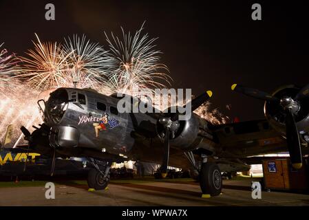 Spektakuläres Feuerwerk hinter 'Yankee Lady' B-17 2. Weltkrieg bomber Flugzeug Boeing Plaza, der EAA AirVenture Oshkosh, Wisconsin, USA geparkt explodieren Stockfoto