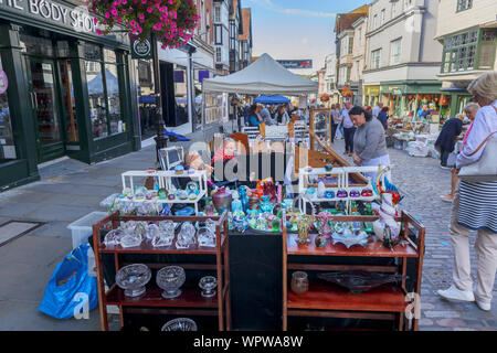 Glaswaren angezeigt, die für den Verkauf auf einen Stall in der Guildford Antike & Brocante Street Market, High Street, Guildford, Surrey, Südosten, England, Grossbritannien Stockfoto