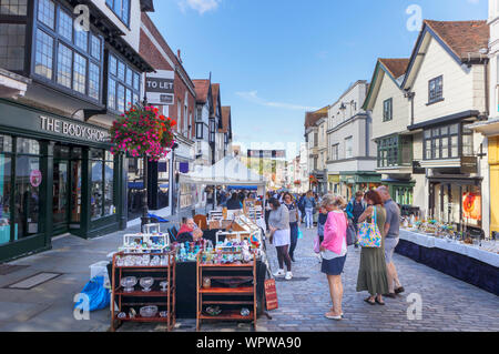 Glaswaren angezeigt, die für den Verkauf auf einen Stall in der Guildford Antike & Brocante Street Market, High Street, Guildford, Surrey, Südosten, England, Grossbritannien Stockfoto