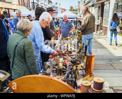 Antiquitäten angezeigt zum Verkauf auf einen Markt in der Guildford Antike & Brocante Street Market, High Street, Guildford, Surrey, Südosten, England, Grossbritannien Abschaltdruck Stockfoto