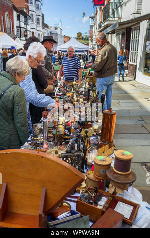 Antiquitäten angezeigt zum Verkauf auf einen Markt in der Guildford Antike & Brocante Street Market, High Street, Guildford, Surrey, Südosten, England, Grossbritannien Abschaltdruck Stockfoto