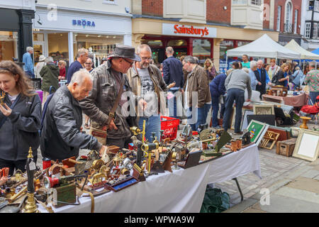 Antiquitäten angezeigt zum Verkauf auf einen Markt in der Guildford Antike & Brocante Street Market, High Street, Guildford, Surrey, Südosten, England, Grossbritannien Abschaltdruck Stockfoto