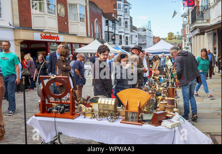 Antiquitäten angezeigt zum Verkauf auf einen Markt in der Guildford Antike & Brocante Street Market, High Street, Guildford, Surrey, Südosten, England, Grossbritannien Abschaltdruck Stockfoto