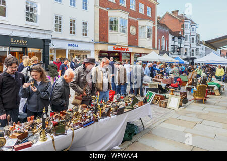 Antiquitäten angezeigt zum Verkauf auf einen Markt in der Guildford Antike & Brocante Street Market, High Street, Guildford, Surrey, Südosten, England, Grossbritannien Abschaltdruck Stockfoto