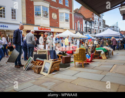 Antiquitäten angezeigt zum Verkauf auf einen Markt in der Guildford Antike & Brocante Street Market, High Street, Guildford, Surrey, Südosten, England, Grossbritannien Abschaltdruck Stockfoto