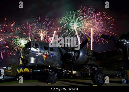 Spektakuläres Feuerwerk hinter 'Yankee Lady' B-17 2. Weltkrieg bomber Flugzeug Boeing Plaza, der EAA AirVenture Oshkosh, Wisconsin, USA geparkt explodieren Stockfoto