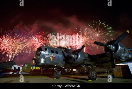 Spektakuläres Feuerwerk hinter 'Yankee Lady' B-17 2. Weltkrieg bomber Flugzeug Boeing Plaza, der EAA AirVenture Oshkosh, Wisconsin, USA geparkt explodieren Stockfoto