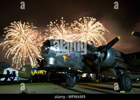 Spektakuläres Feuerwerk hinter 'Yankee Lady' B-17 2. Weltkrieg bomber Flugzeug Boeing Plaza, der EAA AirVenture Oshkosh, Wisconsin, USA geparkt explodieren Stockfoto