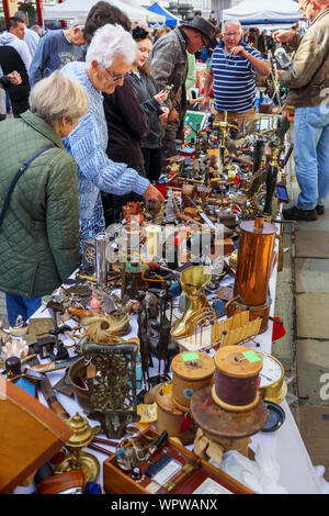 Antiquitäten angezeigt zum Verkauf auf einen Markt in der Guildford Antike & Brocante Street Market, High Street, Guildford, Surrey, Südosten, England, Grossbritannien Abschaltdruck Stockfoto