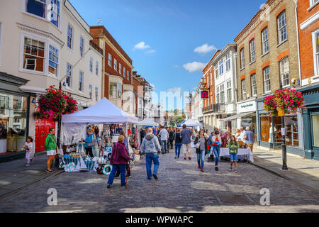 Abschaltdruck Blick auf den geschäftigen Guildford Antike & Brocante Street Market in der Fußgängerzone von High Street, Guildford, Surrey, Südosten, England, Grossbritannien Stockfoto