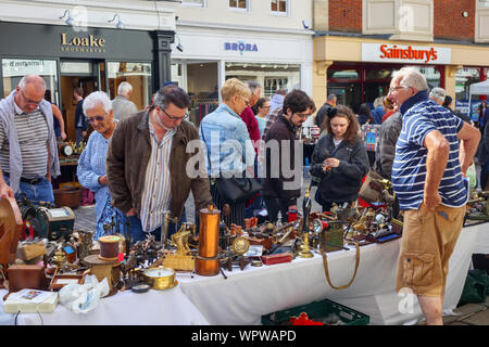 Antiquitäten angezeigt zum Verkauf auf einen Markt in der Guildford Antike & Brocante Street Market, High Street, Guildford, Surrey, Südosten, England, Grossbritannien Abschaltdruck Stockfoto