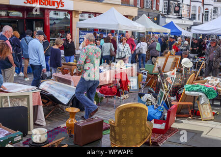 Antiquitäten angezeigt, die für den Verkauf auf einen Stall in der Guildford Antike & Brocante Street Market, High Street, Guildford, Surrey, Südosten, England, Grossbritannien Stockfoto