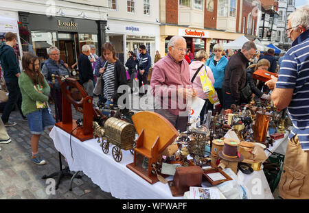 Antiquitäten angezeigt, die für den Verkauf auf einen Stall in der Guildford Antike & Brocante Street Market, High Street, Guildford, Surrey, Südosten, England, Grossbritannien Stockfoto