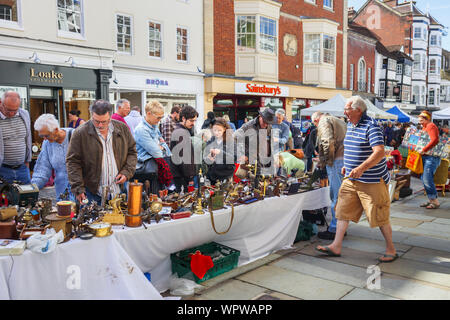 Antiquitäten angezeigt, die für den Verkauf auf einen Stall in der Guildford Antike & Brocante Street Market, High Street, Guildford, Surrey, Südosten, England, Grossbritannien Stockfoto