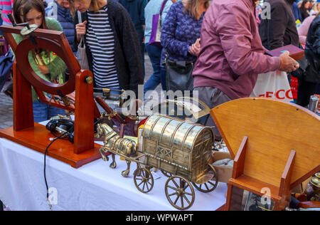 Antiquitäten angezeigt zum Verkauf auf einen Markt in der Guildford Antike & Brocante Street Market, High Street, Guildford, Surrey, Südosten, England, Grossbritannien Abschaltdruck Stockfoto