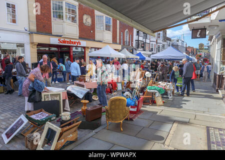 Antiquitäten angezeigt zum Verkauf auf einen Markt in der Guildford Antike & Brocante Street Market, High Street, Guildford, Surrey, Südosten, England, Grossbritannien Abschaltdruck Stockfoto