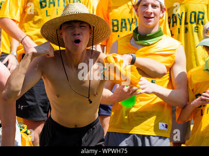 Waco, Texas, USA. 7. Sep 2019. Baylor Bears Fans auf der steht in der 1. Hälfte NCAA Football Spiel zwischen UTSA Roadrunners und der Baylor Bären an McLane Stadion in Waco, Texas. Matthew Lynch/CSM/Alamy leben Nachrichten Stockfoto