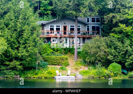 Ferienwohnung - Ferienhaus aus Holz im Wald in Québec, Kanada Stockfoto
