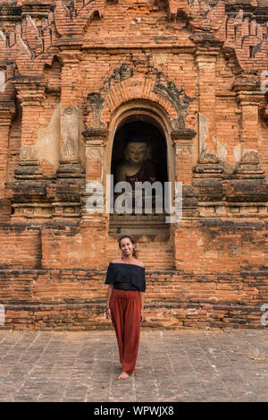 Horizontale Bild von Tourist am alten Tempel im Archäologischen Park in Bagan, Myanmar befindet sich lächelnd Stockfoto