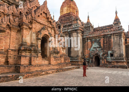 Horizontale Bild von Tourist am alten Tempel im Archäologischen Park in Bagan, Myanmar entfernt suchen Stockfoto