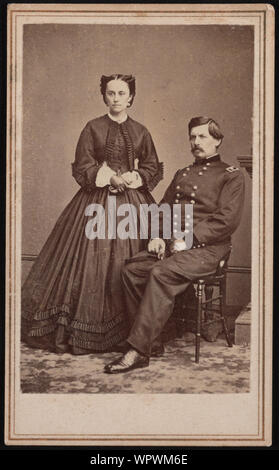 Major General George Brinton McClellan der US-Freiwilligen Infanterieregiments in Uniform, neben seiner Frau Mary Ellen Marcy McClellan]/E.&HT sitzt Anthony, 501 Broadway, New York. Von fotografischen Negativ in Brady's National Portrait Gallery Stockfoto