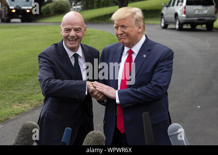 Washington, District of Columbia, USA. 9 Sep, 2019. Präsidenten der Vereinigten Staaten Donald J. Trumpf und der Präsident der FIFA Gianni Infantino sprechen zu der Presse als Präsidenten der Vereinigten Staaten Donald J. Trumpf das Weiße Haus abfährt. Credit: Stefani Reynolds/CNP/ZUMA Draht/Alamy leben Nachrichten Stockfoto