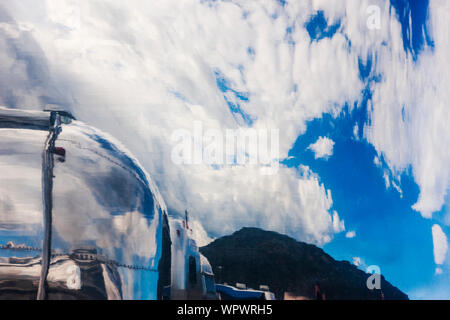 Reflexion von Airstream camping trailers im Vintage Airstream Club Rocky Mountain Rally Stockfoto