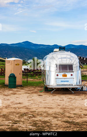 Tragbares WC-Nebengebäude neben dem Airstream-Campinganhänger bei der Vintage Airstream Club Rocky Mountain Rally Stockfoto