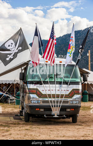 Airstream camping Reisemobil mit Fahnen auf der Vintage Airstream Club Rocky Mountain Rally eingerichtet Stockfoto