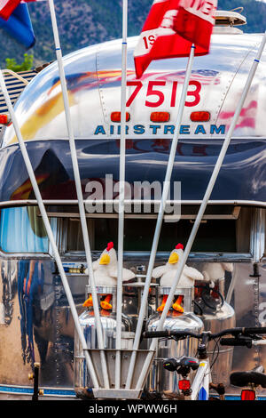 Spielzeug Hühner montiert auf Airstream camping trailers im Vintage Airstream Club Rocky Mountain Rally Stockfoto