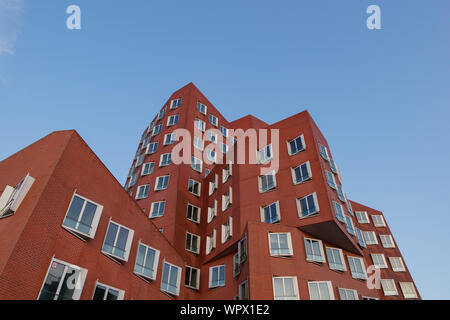 Krümmung Form von Backstein Fassade mit rechteckigen Fenstern, von ikonischen Architektur an Madiahafen während des Sonnenuntergangs Zeit und Dämmerung Himmel. Stockfoto