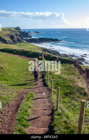 Eine Landschaft von Mawgan Porth aus der South West Coast Path, North Cornwall entlang der Atlantischen Küste in der Nähe von Newquay Stockfoto