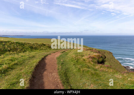 Eine Landschaft von Mawgan Porth aus der South West Coast Path, North Cornwall entlang der Atlantischen Küste in der Nähe von Newquay Stockfoto