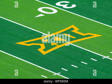 Waco, Texas, USA. 7. Sep 2019. Baylor Bears grosse 12 logo vor dem NCAA Football Spiel zwischen UTSA Roadrunners und der Baylor Bären an McLane Stadion in Waco, Texas. Matthew Lynch/CSM/Alamy leben Nachrichten Stockfoto