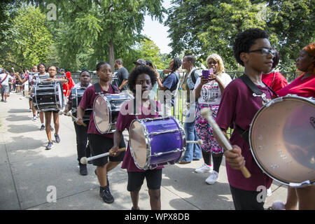 Die jährlichen Universal Hip Hop Parade für Soziale Gerechtigkeit statt zu Ehren von Marcus Garvey in der Bedford Stuyvesant Nachbarschaft von Brooklyn, New York. Stockfoto